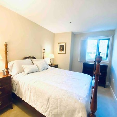 Amazing Location 2 Bedroom Minutes From Downtown Victoria Exterior photo