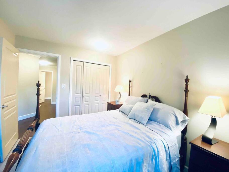 Amazing Location 2 Bedroom Minutes From Downtown Victoria Exterior photo
