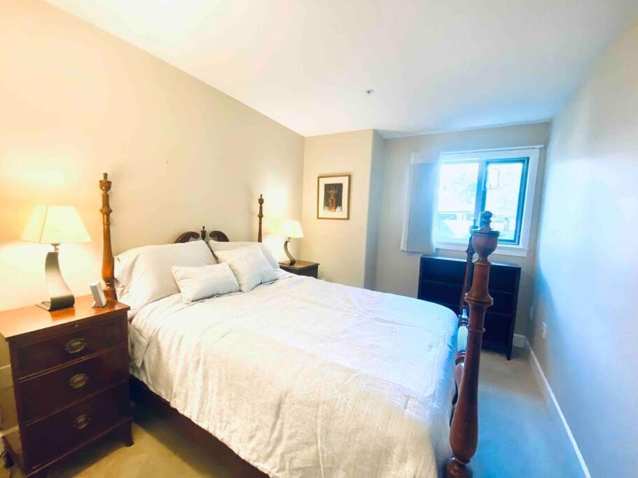 Amazing Location 2 Bedroom Minutes From Downtown Victoria Exterior photo